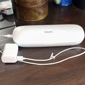 Philips Sonicare travel charging case and charger. Key features include: 
It is